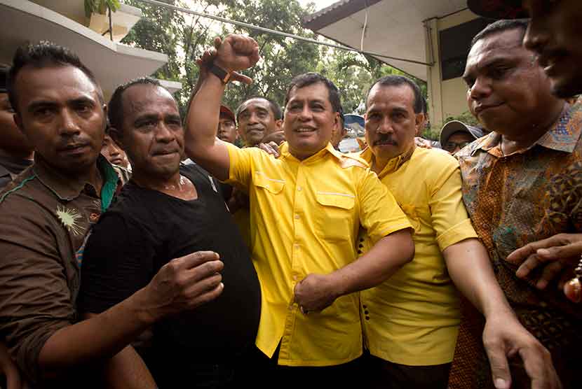 Wakil Ketua Umum Golkar hasil Munas Bali Nurdin Halid (tengah) mengangkat tangan bersama pendukung Golkar  di PTUN , Jakarta, Senin(18/5). 