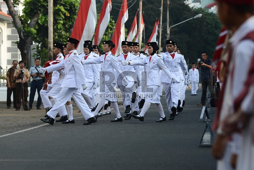  Sejumlah anggota Paskibra bersiap untuk menaikkan bendera merah putih saat Upacara Hari Kebangkitan Nasional yang diadakan di depan Museum Kebangkitan Nasional, Jakarta Pusat, Rabu (20/5).  (Republika/Raisan Al Farisi)