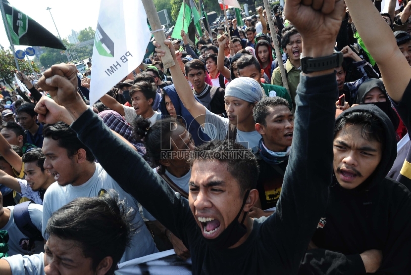  Mahasiswa dari berbagai universitas melakukan aksi unjuk rasa saat memperingati Hari Kebangkitan Nasiona di depan Istana Merdeka, Rabu (20/5).  (Republika/Tahta Aidilla)