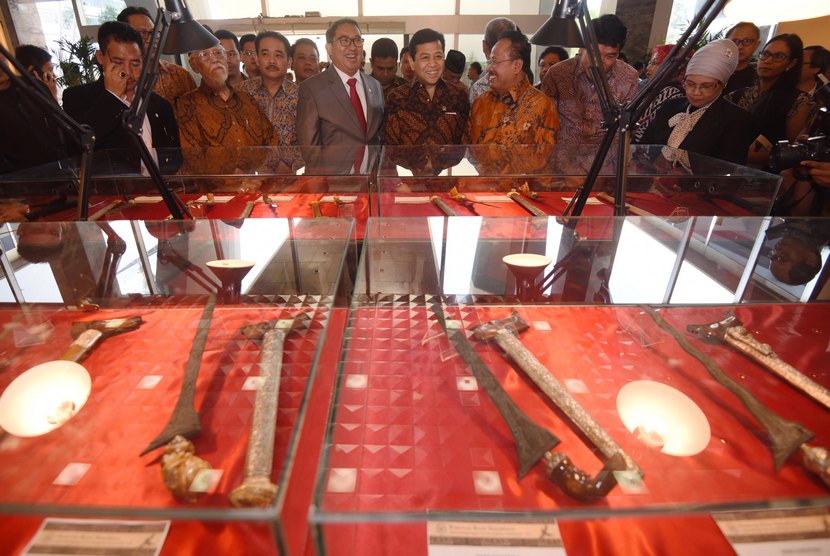  Ketua DPR Setya Novanto (tengah) memperhatikan keris dalam Pameran Keris Nusantara di Kompleks Parlemen, Jakarta, Rabu (20/5).   (Antara/Akbar Nugroho Gumay)
