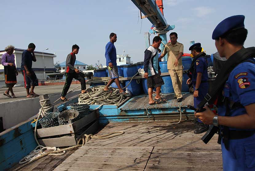 Personel Dit Polair Polda Sumut berjaga di dekat nelayan asing pelaku pencurian ikan (illegal fishing) di Belawan, Sumatera Utara, Kamis (21/5).  (Antara/Irsan Mulyadi)