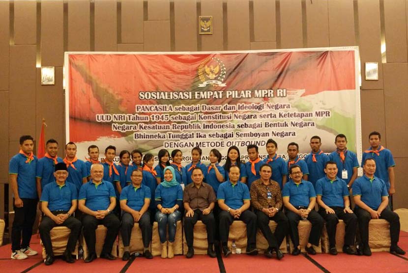 Wakil Ketua MPR RI Hidayat Nur Wahid saat membuka acara Sosialisasi Empat Pilar MPR RI  di Grand Ballroom Hotel Aston, Kupang, NTT, Kamis ( 21/5 ).  (foto : dok.MPR RI)