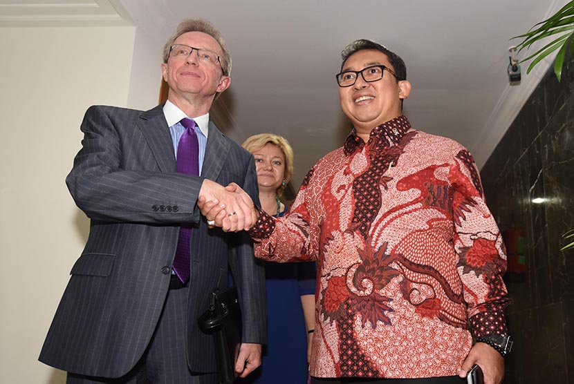  Wakil Ketua DPR Fadli Zon (kanan) menerima kunjungan Duta Besar Rusia untuk Indonesia Mikhael Y Galuzin di Kompleks Parlemen, Jakarta, Jumat (22/5).  (Antara/Akbar Nugroho Gumay)