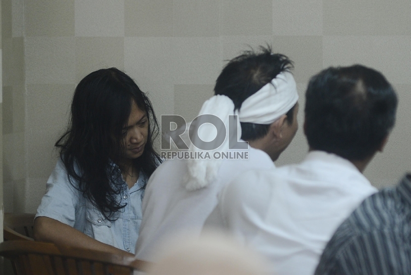 Tersangka kasus penelantaran anak, Nurindriasari (kiri) dan Utomo Permono (memakai ikat kepala) menjalani pemeriksaan di RS. (Ilustrasi)