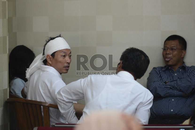 Tersangka kasus penelantaran anak, Nurindriasari (kiri) dan Utomo Permono (memakai ikat kepala) menjalani pemeriksaan di RS. Polri, Jakarta Timur, Jumat (22/5). (Republika/Raisan Al Farisi)