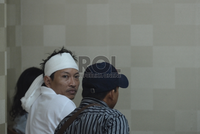 Tersangka kasus penelantaran anak Utomo Permono (memakai ikat kepala) menjalani pemeriksaan di RS. Polri, Jakarta Timur, Jumat (22/5). (Republika/Raisan Al Farisi)