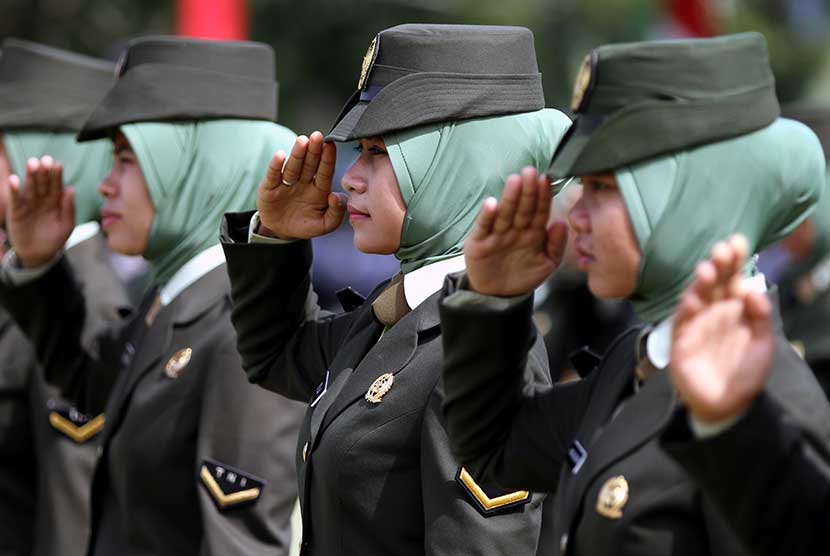 Korps Wanita Angkatan Darat (KOWAD) TNI Kodam Iskandar Muda mengenakan jilbab saat mengikuti gladi memperingati HUT ke 68 Proklamasi Kemerdekaan RI di lapangan Blangpadang, Banda Aceh.