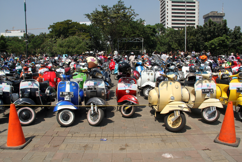 Ratusan pemilik Vespa se-Jabodetabek dan sekitarnya berkumpul mengikuti acara tahunan Mods May Day Jakarta 2015, Sabtu (23/5). (foto : MgROL_39)