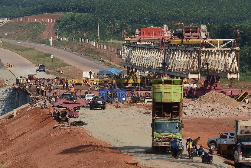  Pengerjaan proyek pembangunan ruas jalan tol Cikampek-Palimanan, Jawa Barat, Sabtu (23/5). (Republika/Raisan Al Farisi)