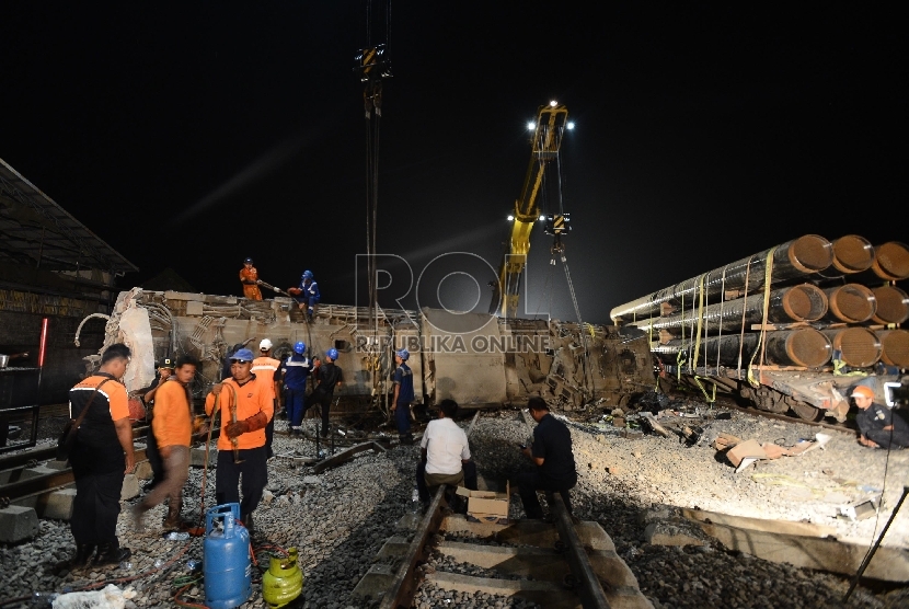 Petugas melakukan proses evakuasi lokomotif kereta eksekutif Bangunkarta di Stasiun Waruduwur, Cirebon, Jawa Barat, Ahad (224/5). (Republika/Raisan Al Farisi)