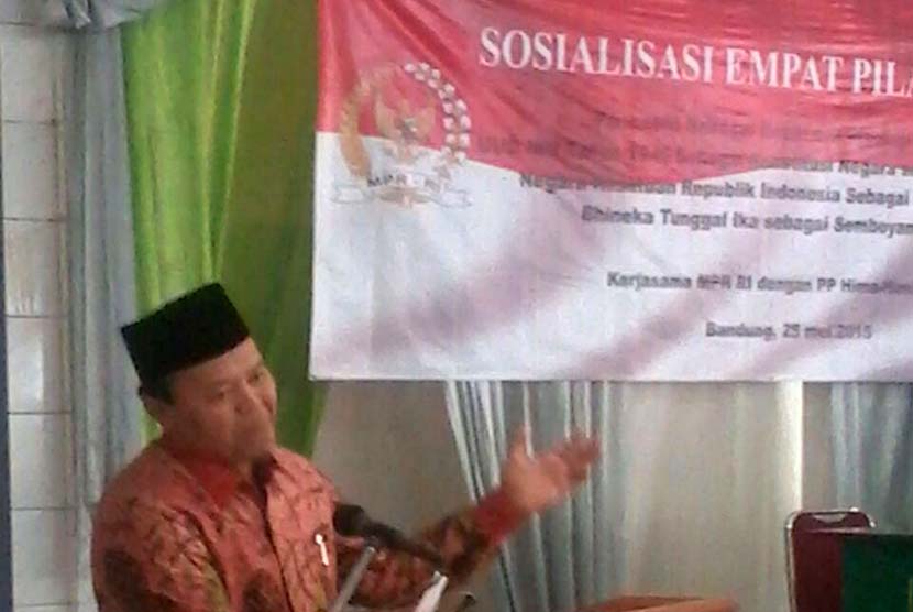  Wakil Ketua MPR Hidayat Nur Wahid melakukan sosialisasi empat pilar MPR RI di Sekolah Tinggi Agama Islam Persis, Bandung, Senin (25/5). 