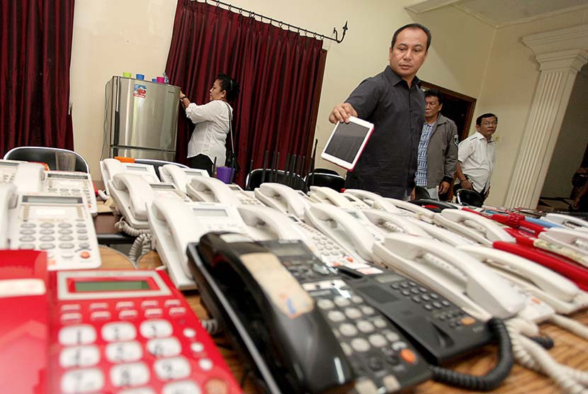 Kasubdit Jatanras Polda Metro Jaya AKBP Herry Heryawan menunjukan barang bukti berupa tablet dan puluhan telphone milik sejumlah Warga Negara Asing (WNA) yang berhasil diamankan di kawasan Kemang, Jakarta, Senin (25/5). (Antara/Muhammad Adimaja)
