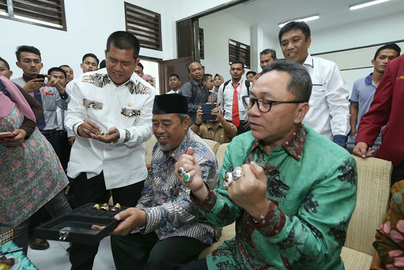   Ketua MPR Zulkifli memberi bantuan untuk pengungsi Rohingya, dengan acara membeli batu akik (batu mulia) lewat lelang yang diselenggarakan oleh panitia seminar dan mubes IKAFHUMA di Banda Aceh, Rabu (27/5). 