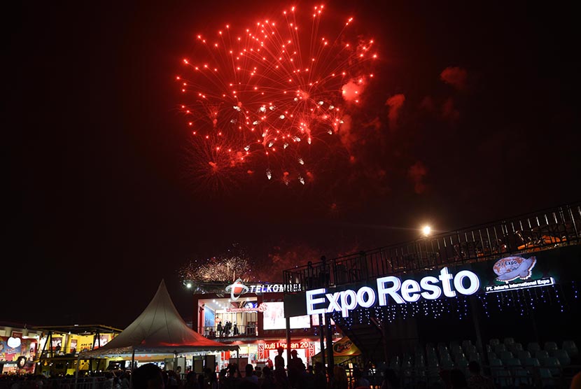 Pertunjukan kembang api memeriahkan pembukaan Jakarta Fair 2015 di Arena PRJ Kemayoran, Jakarta, Jumat (29/5). (Antara/Akbar Nugroho Gumay)