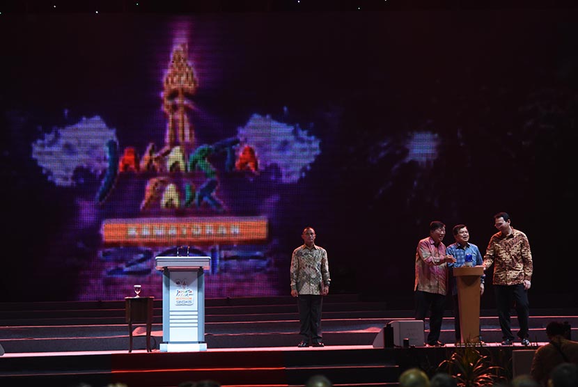  Wapres Jusuf Kalla (tengah) bersama Gubernur Jakarta Basuki Tjahaja Purnama (kanan) dan Ketua Panitia Murdaya Poo meresmikan pembukaan Jakarta Fair 2015 di Arena PRJ Kemayoran, Jakarta, Jumat (29/5).(Antara/Akbar Nugroho Gumay)