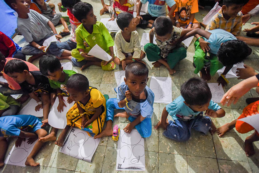 Sejumlah anak imigran etnis Rohingya asal Myanmar mengikuti pendidikan dari relawan di tempat pengungsian sementara di Beyeun, Aceh Timur, Aceh, Ahad (31/5).  (Antara/Zabur Karuru)