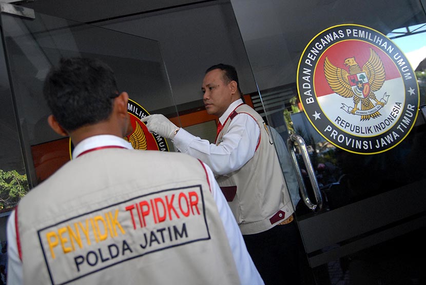  Sejumlah anggota Polda Jawa Timur ketika melakukan penggeledahan di kantor Badan Pengawas Pemilihan Umum (Bawaslu) Propinsi Jawa Timur, Surabaya, Senin (1/6).(Antara/M Risyal Hidayat)