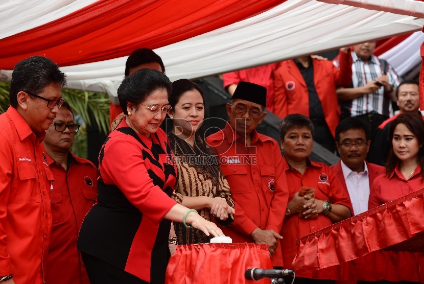  Ketua Umum PDI Perjuangan, Megawati Soekarno Putri (tengah) menekan tombol pembuka tirai sebagai tanda diresmikan nya Gedung Baru DPP PDI, Jakarta Pusat, Senin (1/6). (Republika/Raisan Al Farisi)