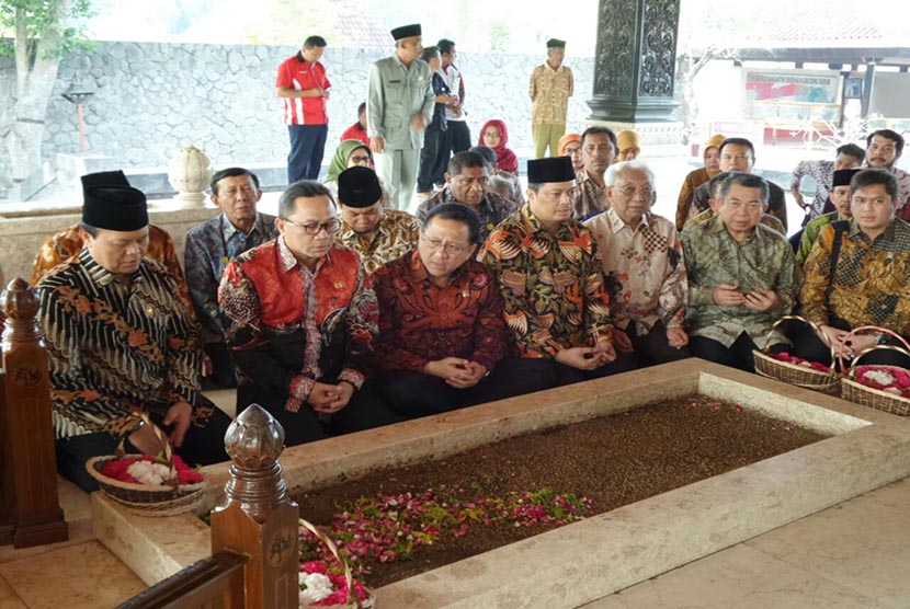  Pimpinan MPR dan rombongan anggota MPR berziarah ke Makam Bung Karno di Blitar, Senin (1/6).  (foto : dok. MPR RI)
