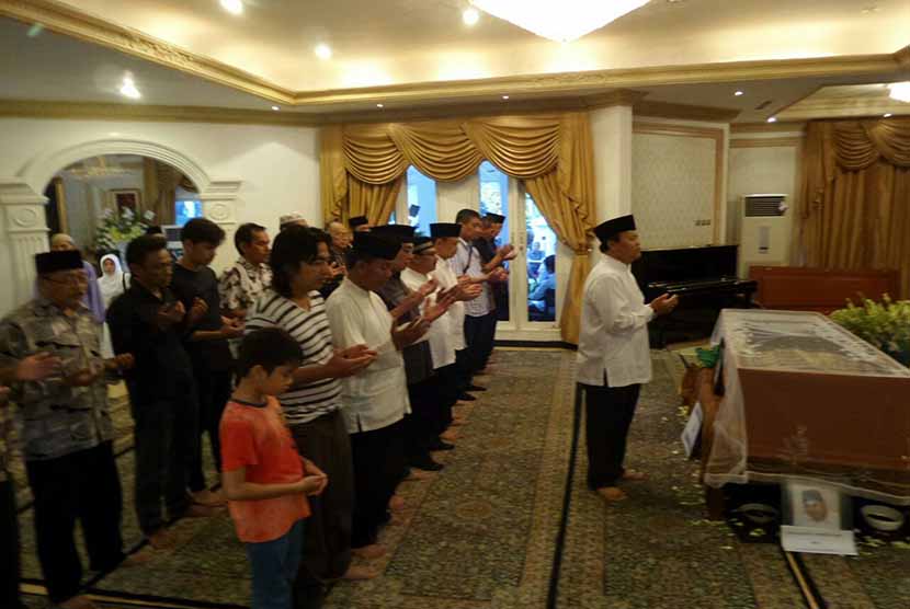  Wakil Ketua MPR RI Hidayat Nur Wahid mengimami salat jenazah putra sulung Oesman Sapta Odang, almarhum Raja Sapta Sermando.  (foto: dok. MPR RI)