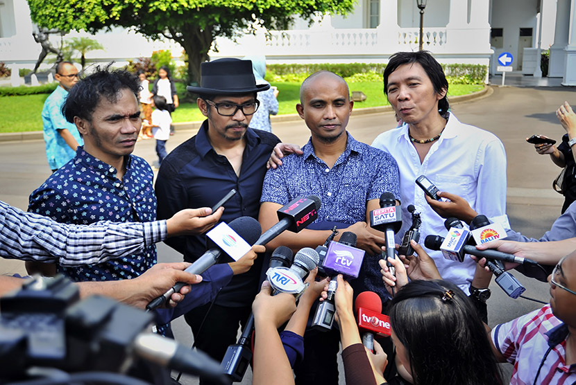  Personel grup band Slank Kaka (dari kiri-kanan), Ridho, Ivan, Bimbim berfoto bersama usai bertemu Presiden Joko Widodo di Istana Negara, Jakarta, Rabu (3/6). (Antara/Yudhi Mahatma)