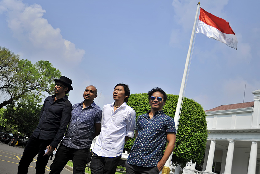  Personel grup band Slank Ridho (dari kiri - kanan), Ivan, Bimbim, Kaka berfoto bersama usai bertemu Presiden Joko Widodo di Istana Negara, Jakarta, Rabu (3/6). (Antara/Yudhi Mahatma)