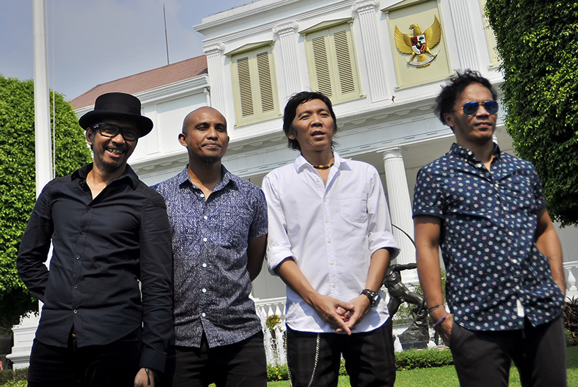 Personel grup band Slank Ridho (dari kiri - kanan), Ivan, Bimbim, Kaka berfoto bersama usai bertemu Presiden Joko Widodo di Istana Negara, Jakarta, Rabu (3/6). (Antara/Yudhi Mahatma)