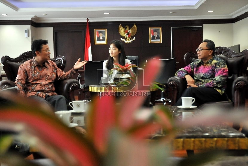 Ketua MPR RI Zulkifli Hasan berbincang bersama Duta Besar Cina Xie Feng (kiri) saat melakukan kunjungan di ruang Kerja ketua MPR, Gedung Nusantara III, Komplek Parlemen, Senayan, Jakarta, Kamis (4/6). (Republika/Rakhmawaty La'lang)