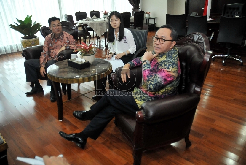 Ketua MPR RI Zulkifli Hasan berbincang bersama Duta Besar Cina Xie Feng (kiri) saat melakukan kunjungan di ruang Kerja ketua MPR, Gedung Nusantara III, Komplek Parlemen, Senayan, Jakarta, Kamis (4/6). (Republika/Rakhmawaty La'lang)