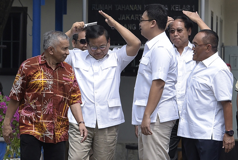 Mantan Menteri Agama Suryadharma Ali berjalan keluar usai diperiksa di Gedung KPK, Jakarta, Selasa (7/7). 