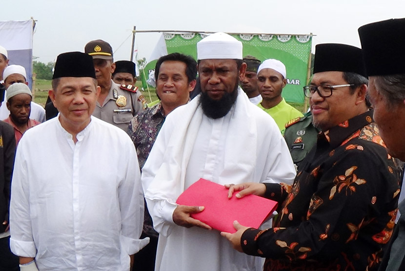 Gubernur Jabar Ahmad Heryawan bersama Presiden Al Fatih Kafah Nusantara, Fadhlan Garamatan (tengah) saat peletakan batu pertama Masjid Agun g Nuu Waar di Bekasi, jawa Barat, Kamis (4/6). (Republika/Agung Sasongko)