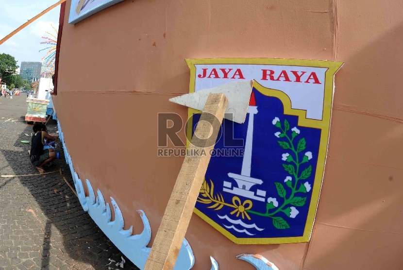 Pekerja merapikan mobil hias jelang Pergelaran Jakarnaval 2015 di Silang Monas, Jakarta, Jumat (5/6).  (Republika/Agung Supriyanto)