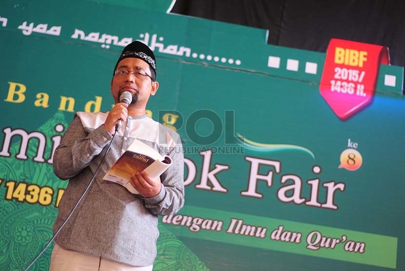  Penulis, Habiburrahman El Shirazy saat membacakan salah satu penggalan pada bedah buku Api Tauhid di Islamic Book Fair, Landmark, Kota Bandung, Sabtu (6/6).  (foto : Septianjar Muharam) 