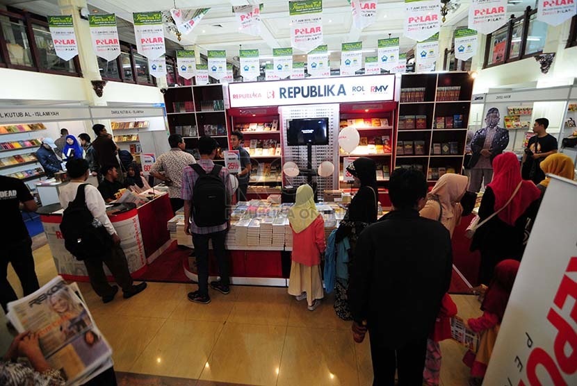  Sejumlah pengunjung menghadiri pameran Islamic Book Fair, di Landmark, Kota Bandung, Sabtu (6/6).  (foto : Septianjar Muharam) 