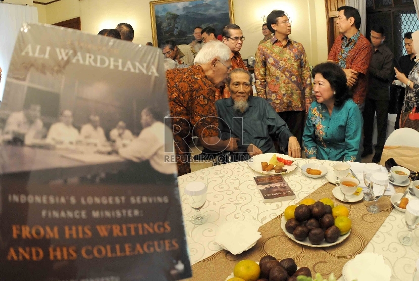 Mantan Menteri Keuangan, Ali Wardhana (kedua kiri) bersama Mari E Pangestu (kanan), saat peluncuran buku A Tribute to Ali Wardhana, Indonesia's Longest Serving Finance Minister di Jakarta, Ahad (7/6). (Republika/Agung Supriyanto)