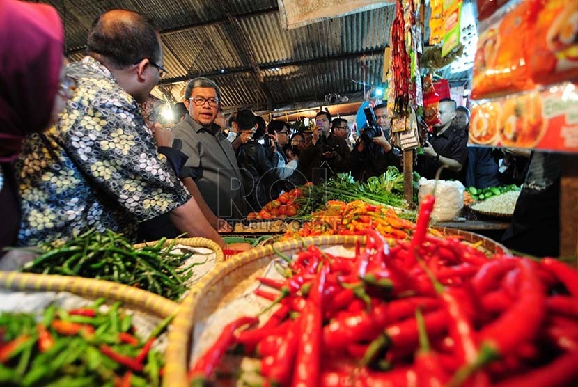 Gubernur Jabar, Ahmad Heryawan saat melakukan sidak ke pasar tradisional Sederhana di Kota Bandung, Jawa Barat, beberapa waktu lalu.  (foto : Septianjar Muharam)