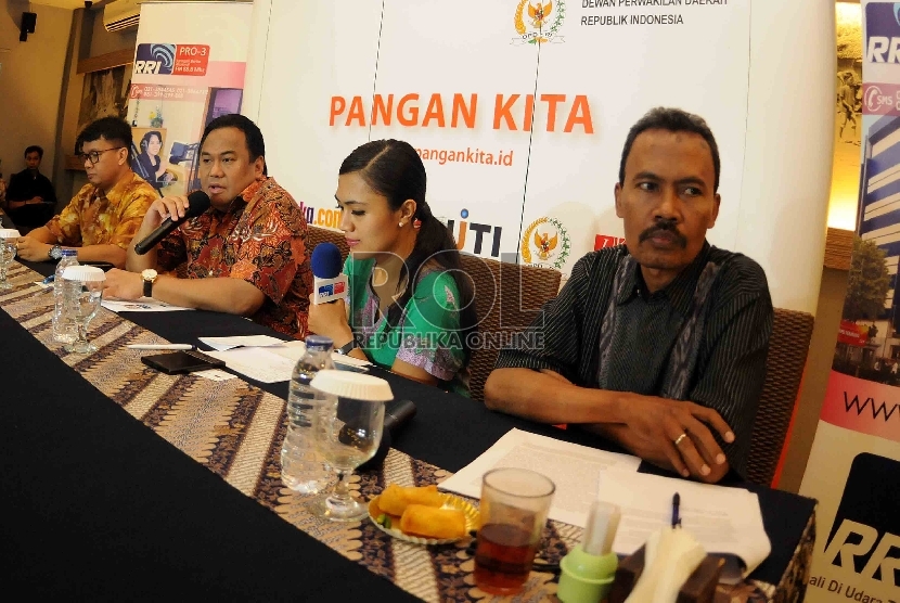 Pengamat Konstitusi Irman Putra Sidin (kiri) bersama Menteri Perdagangan Rachmat Gobel (dua kiri) dan Pemerhati Pangan Khudori (kanan) saat menjadi pembicara dalam acara diskusi Pangan Kita di Jakarta, Senin (8/6). (Republika/Agung Supriyanto)