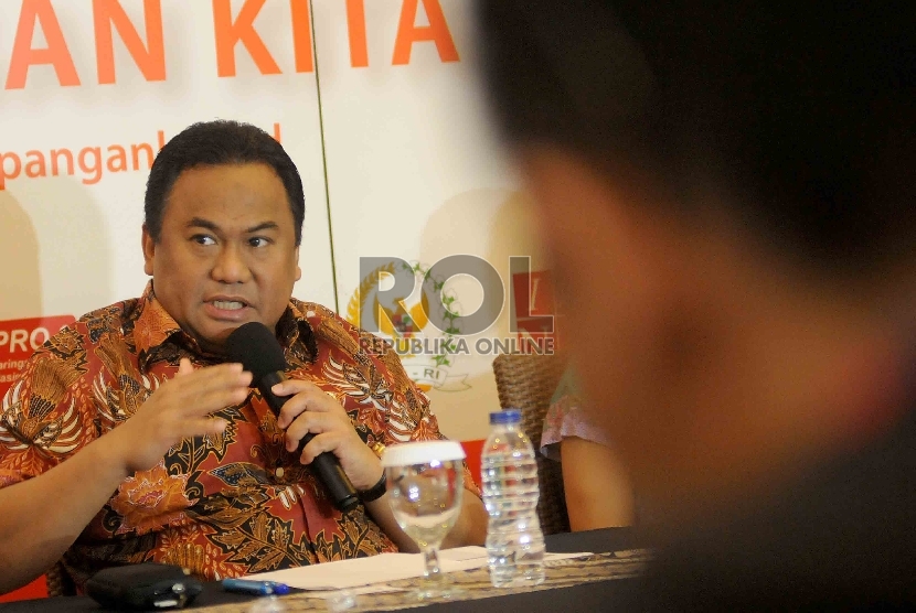 Menteri Perdagangan Rachmat Gobel saat menjadi pembicara dalam acara diskusi Pangan Kita di Jakarta, Senin (8/6).  (Republika/Agung Supriyanto)