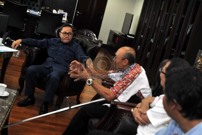  Ketua MPR RI Zulkifli Hasan saat menerima audiensi pendaki gunung tunadaksa, Sabar Gorky (kanan) di ruang kerja Ketua MPR RI, Kompleks Parlemen, Jakarta, Senin (8/6). (Republika/Rakhmawaty La'lang)