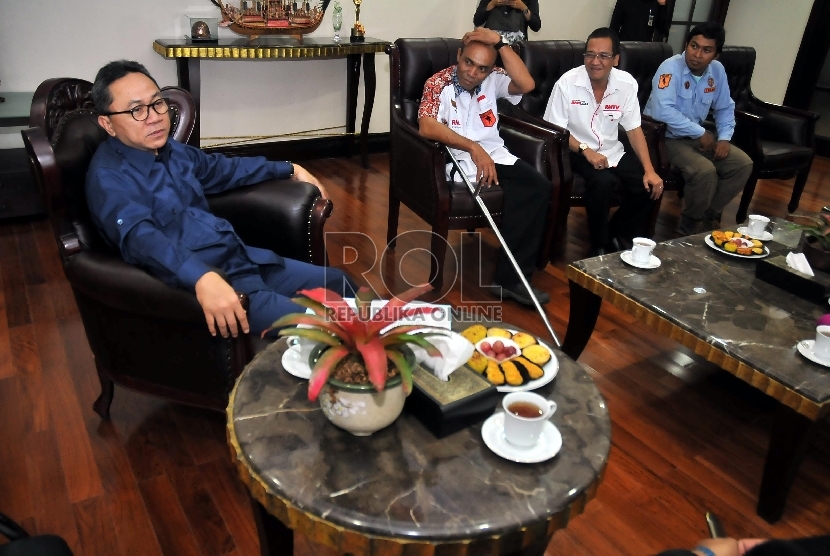  Ketua MPR RI Zulkifli Hasan saat menerima audiensi pendaki gunung tunadaksa, Sabar Gorky (kanan) di ruang kerja Ketua MPR RI, Kompleks Parlemen, Jakarta, Senin (8/6). (Republika/Rakhmawaty La'lang)