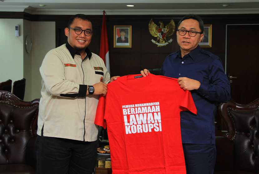   Ketua MPR RI Zulkifli Hasan menerima kaos antikorupsi dari Ketua Pemuda Muhammadiyah, Dahnil Anzar Simanjuntak (kiri) di Kompleks Parlemen, Jakarta, Senin (8/6). (foto : MgROL_39)