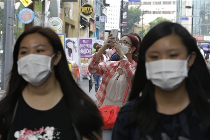  Wisatawan mengenakan masker untuk mengantisipasi wabah MERS di kota Seoul, Korea Selatan.