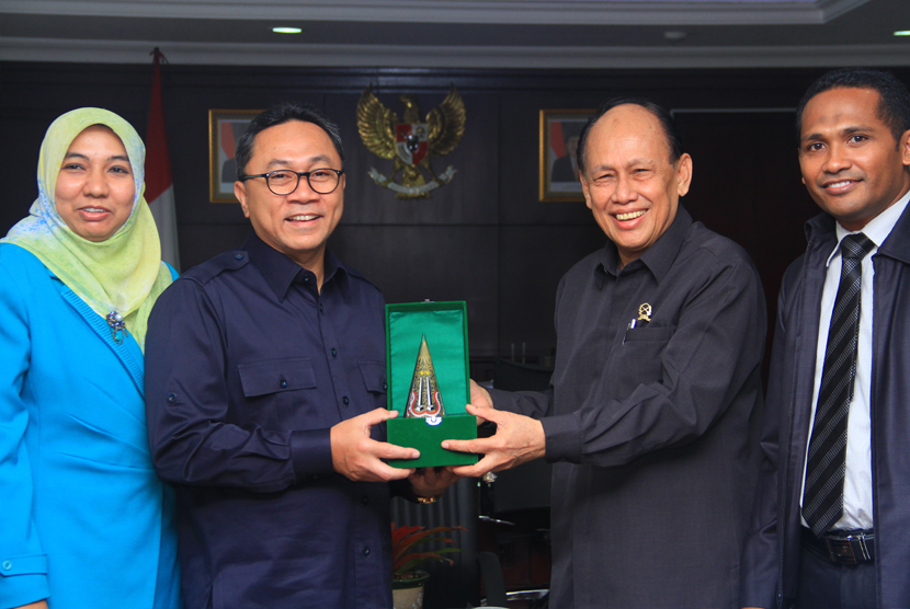  Ketua MPR Zulkifli Hasan menerima audiensi civitas akademika Fakultas Hukum Universitas Nasional (UNAS) di ruang kerja Ketua MPR RI, kompleks Parlemen, Jakarta, Selasa (9/6).  (foto : MgROL_39)