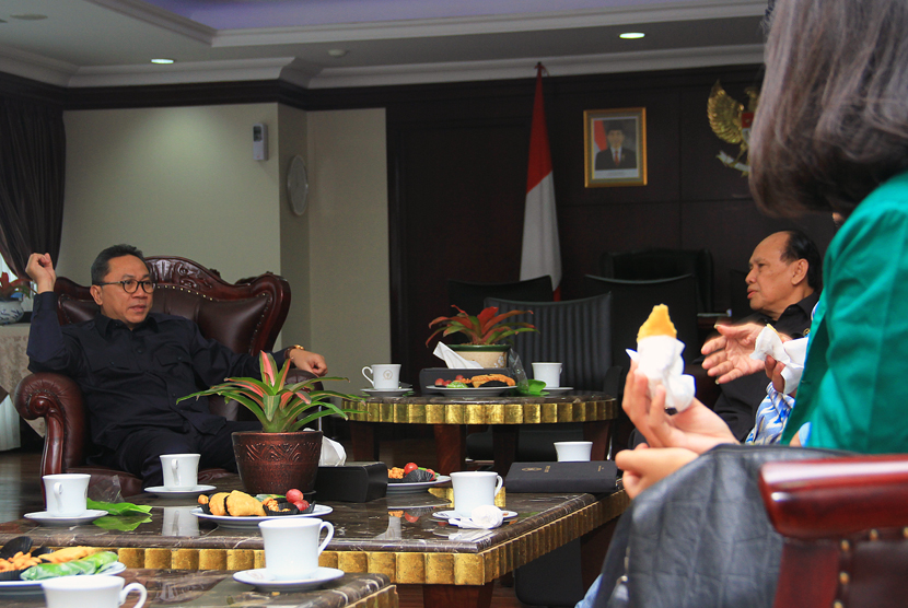 Ketua MPR Zulkifli Hasan menerima audiensi civitas akademika Fakultas Hukum Universitas Nasional (UNAS) di ruang kerja Ketua MPR RI, kompleks Parlemen, Jakarta, Selasa (9/6).  (foto : MgROL_39)