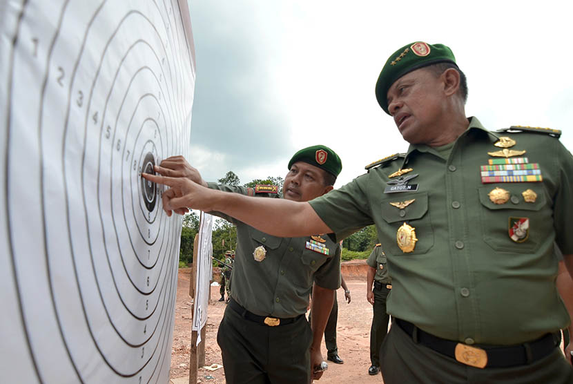 Kepala Staf TNI AD Jenderal TNI Gatot Nurmantyo (kanan).