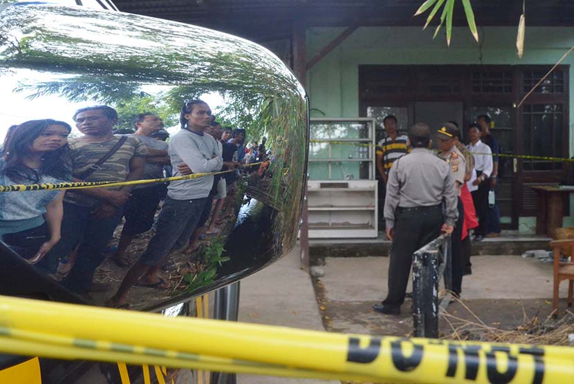  Sejumlah warga menyaksikan lokasi ditemukannya jenazah Angeline (8) di Jalan Sedap Malam, Kota Denpasar, Bali, Rabu (10/6). (Antara/Fikri Yusuf)