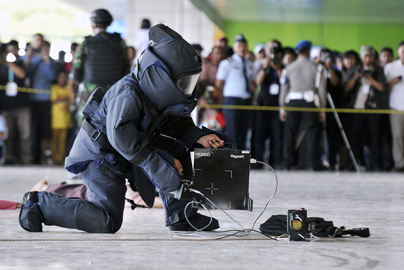 Tim Jihandak Poldasulselbar mengidentifikasi bom yang dibawah teroris saat simulasi penanggulangan keadaan darurat (PKD) di Bandara Internasional Sultan Hasanuddin Makassar, Sulawesi Selatan, Rabu (10/6). (Antara/Yusran Uccang)