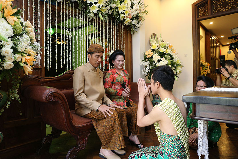 Presiden Joko Widodo (kiri) didampingi Ibu Iriana Joko Widodo (tengah) mengikuti prosesi siraman putra sulungnya  Gibran Rakabuming Raka (kanan)  di  Solo, Jawa Tengah, Rabu (10/6). (Antara/Maulana Surya)