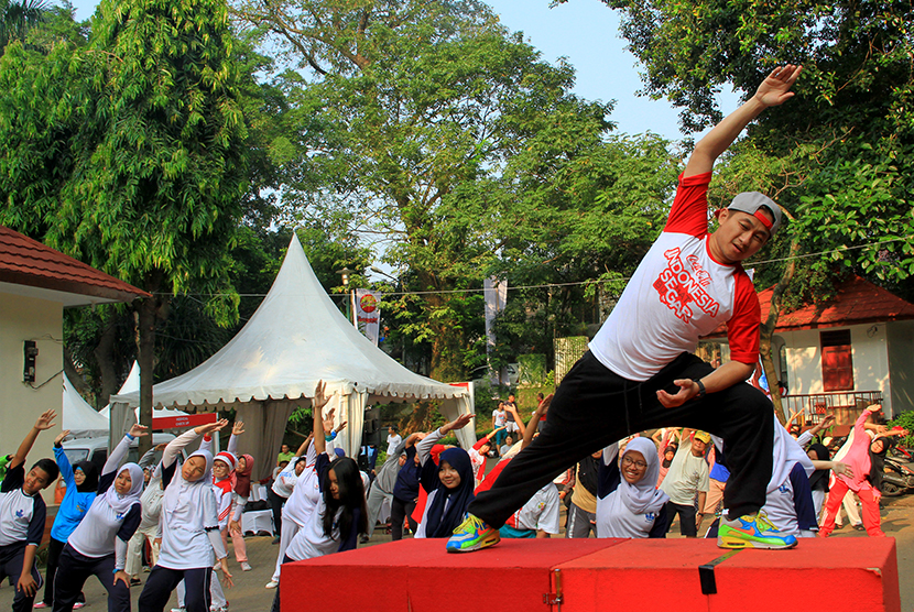 Sejumlah warga mengikuti senam Indonesia SeGar (Sehat dan Bugar) di Taman Langsat, Kebayoran Baru, Jakarta Selatan, Ahad (14/6).  (foto : MgROL_39)