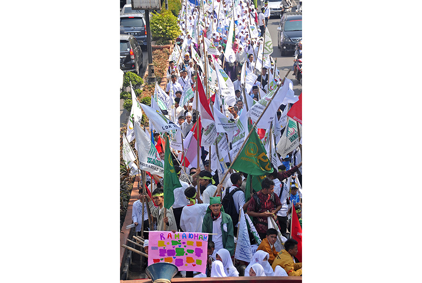 Massa dari berbagai Ormas Islam se-Kota Palembang melakukan pawai gembira menyambut bulan suci Ramadan di  sepanjang jalan protokol Kota Palembang, Sumsel, Ahad (14/6).  (Antara/Feny Selly)